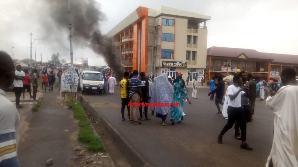   Angry youths besiege Kumasi's central mosque against armed robbers 
