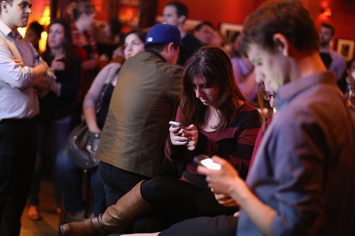 7 Things That Happen When You Focus On Your Phone Instead Of People
