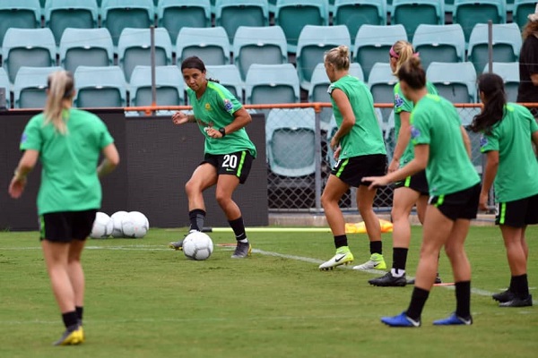 Australia women's team striker Sam Kerr (second from left) kicks the ball during a training session at Leichhardt Oval in Sydney in February. | AFP-JIJI