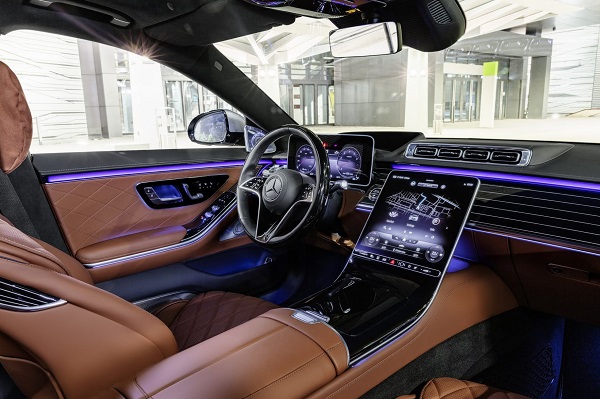 There’s no denying that the new Mercedes S-Class’ interior is way more modern and tech-y than the current BMW 7-Series that has been on the market since 2015