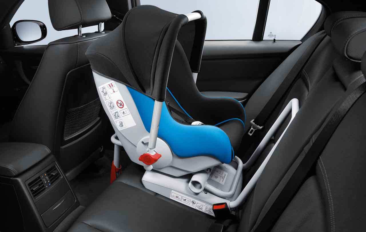Как крепится автолюлька для новорожденных. Детское кресло БМВ изофикс. BMW детское автомобильное кресло Isofix. Автокресло Инфинити изофикс. Isofix BMW x5.