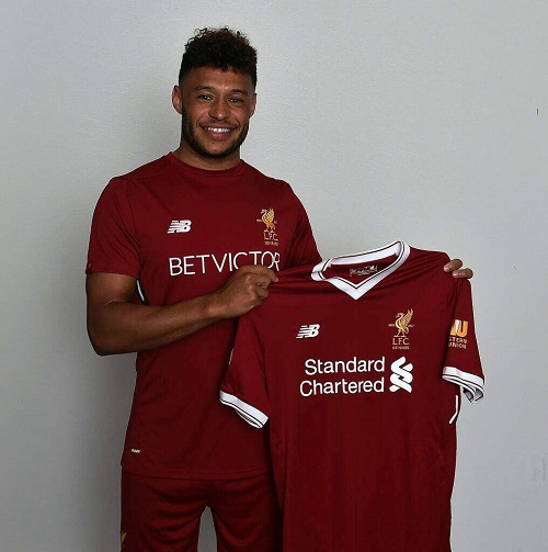 Alex Oxlade-Chamberlain completes £35m Liverpool move and poses in