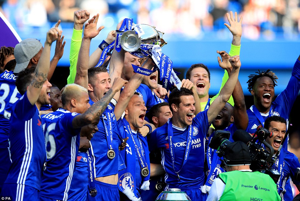 chelsea_lift_pl_trophy