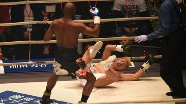 Mayweather beats kickboxer Nasukawa