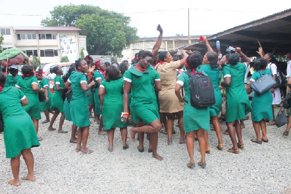 nurses_demonstrate_in_front_of-ministry_of_health