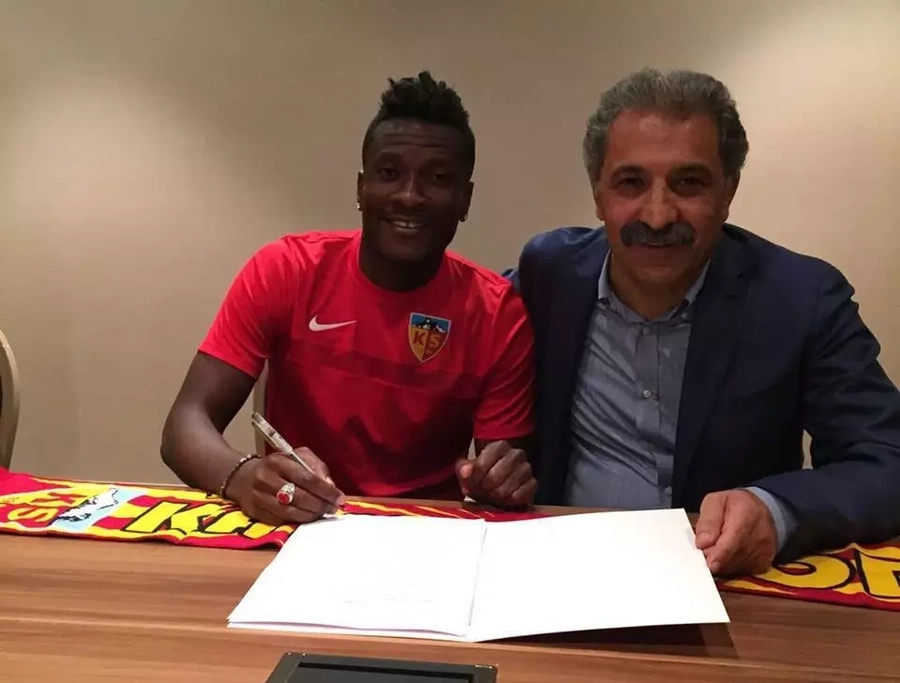 Asamoah Gyan signs a deal