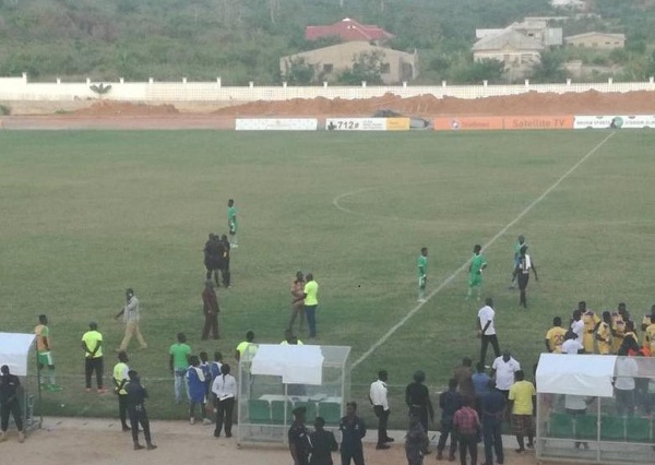 The game between Elmina Sharks and Medeama was cancelled due to an attack on the referee