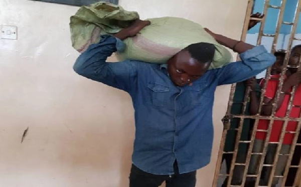 Tanzania: stolen sack of maize stuck on a man’s head