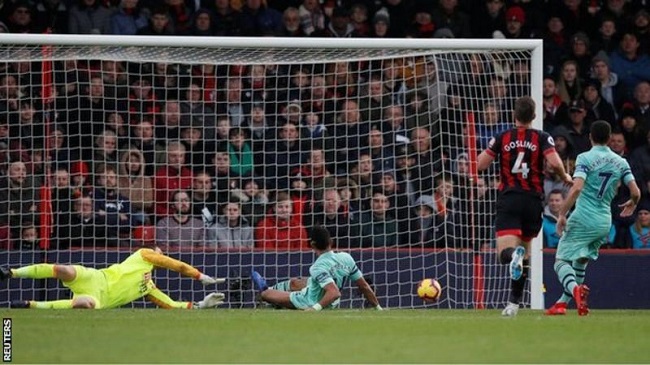 Arsenal see off Bournemouth to close on top four