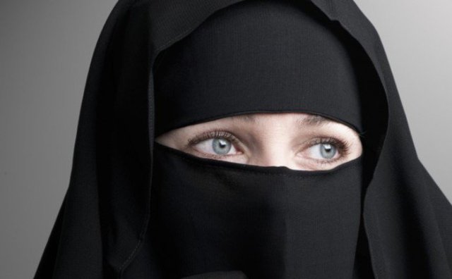 Algeria PM orders niqab ban