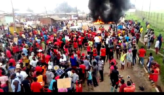 PHOTOS: Tarkwa residents stage protest over bad roads