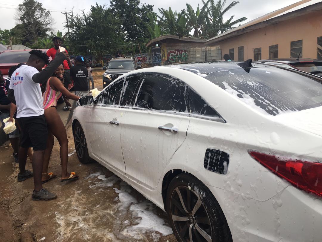 Kwahu: How raunchy girls are washing cars at Mpraeso