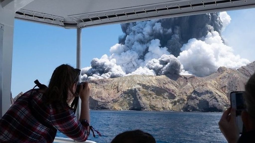 White Island volcano: New volcanic activity hampers recovery efforts