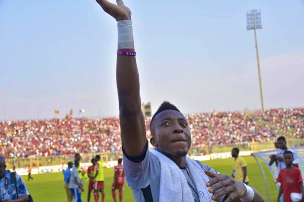 Felix Annan acknowledges Asante Kotoko supporters.