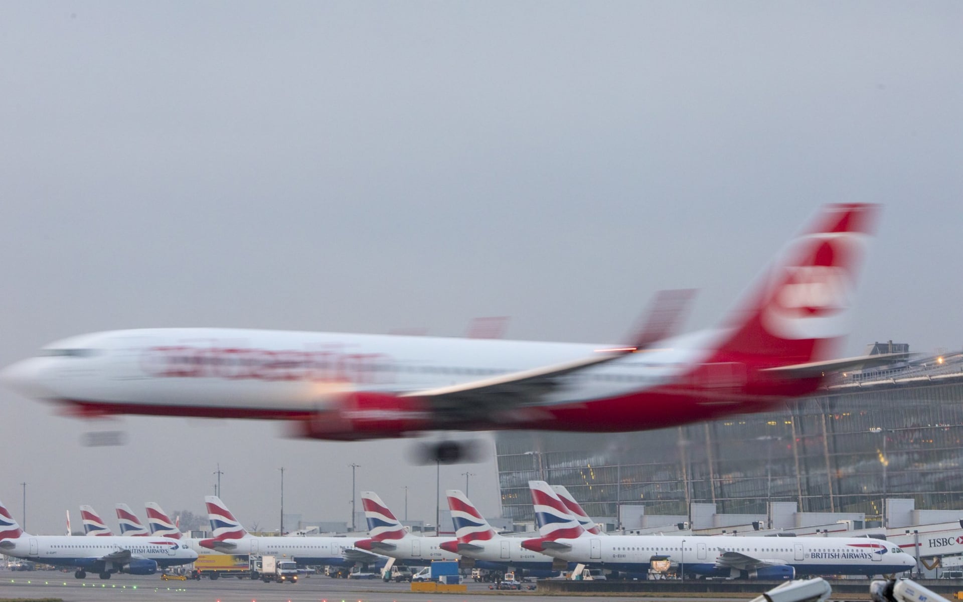 Heathrow Airport: flights resume after brief suspension due to 'drone sighting' 