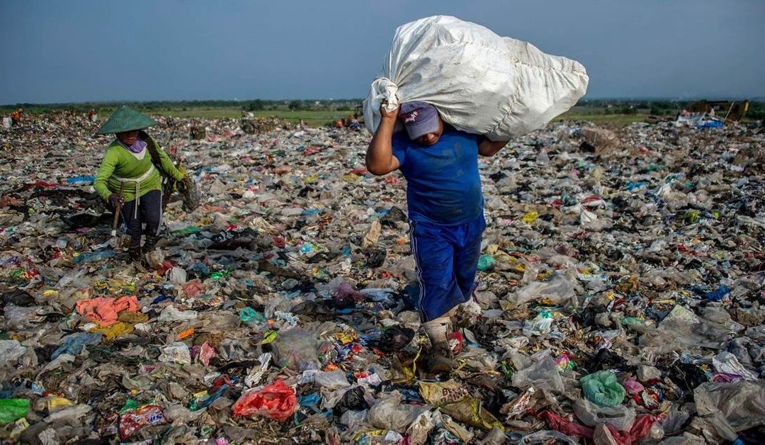 Plastic menace : Gov't must ban sachet and bottled water ...