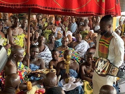 Kofi Kingston presents WWE title to Asantehene 