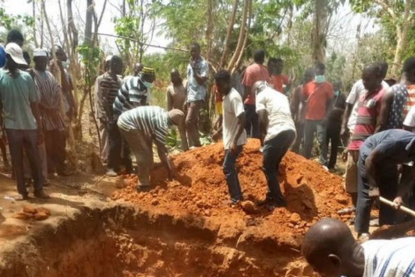 Techiman-Kintampo accident: Passengers burnt beyond recognition given mass burial (PHOTOS)