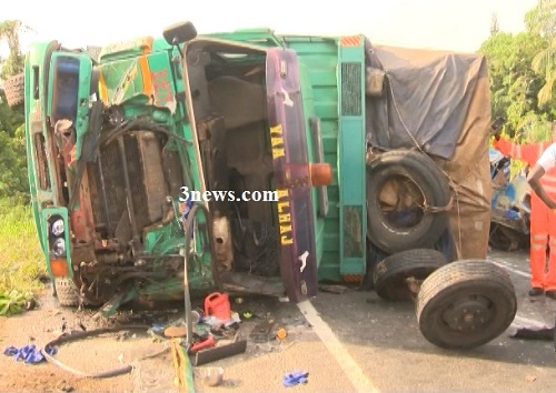 PHOTOS: Driver and mate transporting ‘wee’ crash to death on Accra-Kumasi road