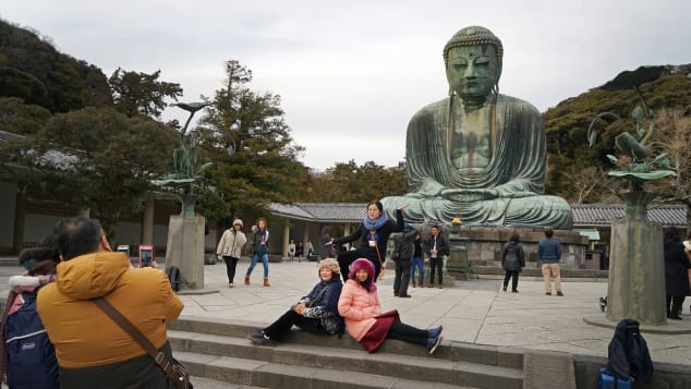 Japan asks tourists not to eat while walking