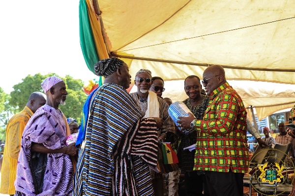 The Paramount Chief of Yagaba Traditional Area, Naa Sugru Wuni Mumuni, presenting a smock to President Akufo-Addo.