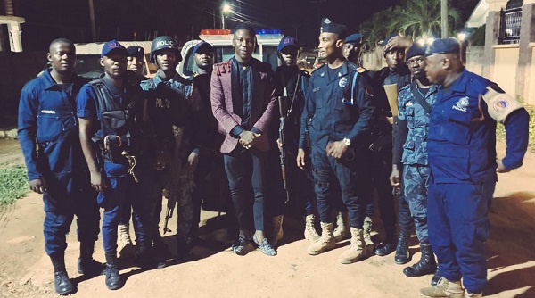 Stonebwoy takes a picture with personnel of the Ghana Police service