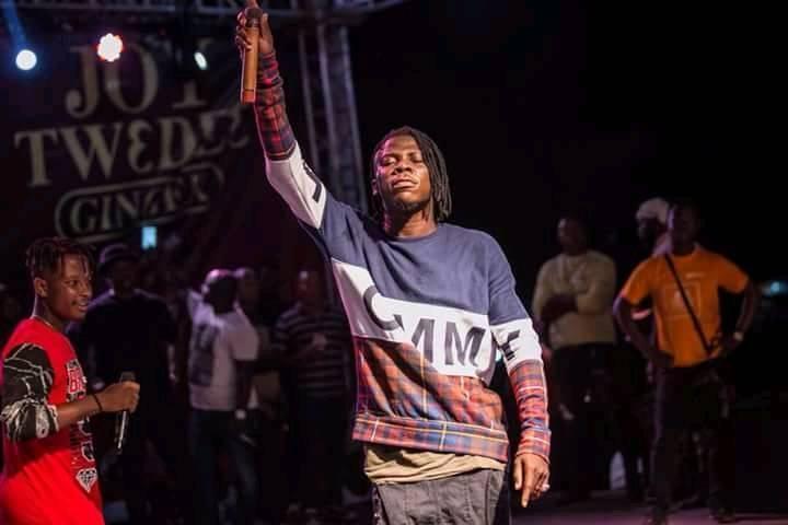 Stonebwoy pulls gun on stage