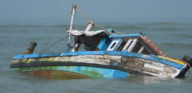 Boat carrying footballers capsizes in Lake Albert