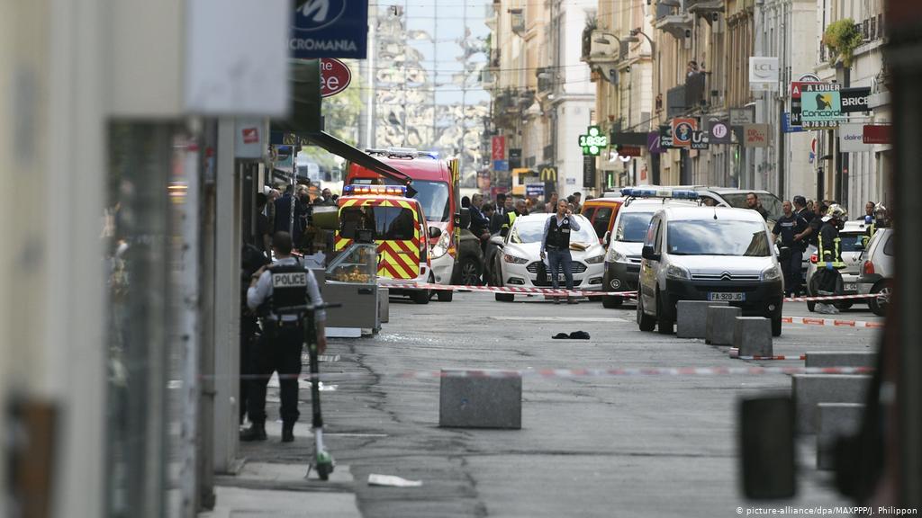 'Parcel bomb' injures pedestrians