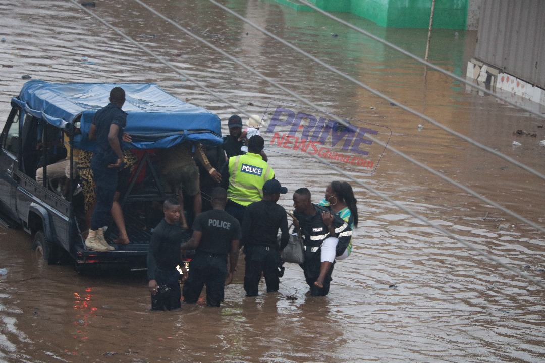 Accra Police Rescue Flood Victims Photos And Videos Prime News Ghana 
