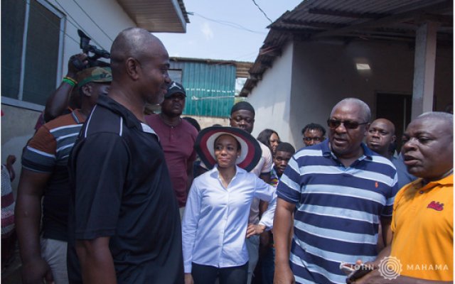 Mahama interacting with some flood victims at Adabraka