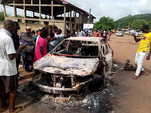 E/R: Angry mob burns suspected thief to death