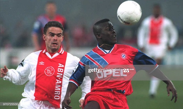 Marc Overmars(L) of Ajax Amsterdam and Osei Kuffour of Bayern Munich struggle for the ball during their Champions League match AFP PHOTO (Photo by - / ANP / AFP) (Photo credit should read -/AFP via Getty Images)