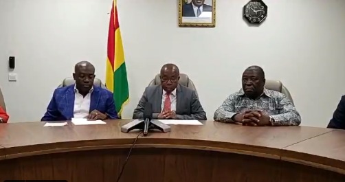 Health Minister (middle) addressing Ghanaians on Convid-19