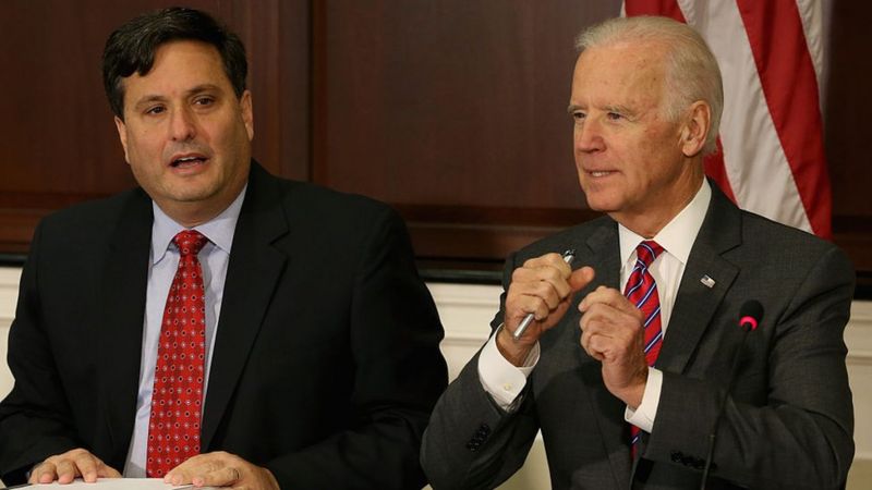 Ron Klain (left) with Mr Biden at a meeting in 2014