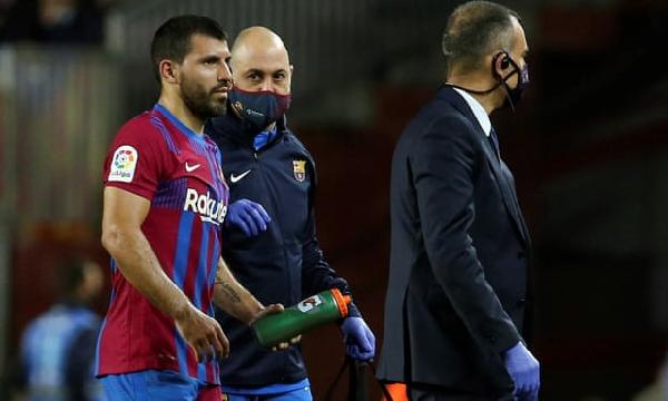 Sergio Agüero leaves the pitch during Barcelona’s draw with Alavés. Photograph: Enric Fontcuberta/EPA