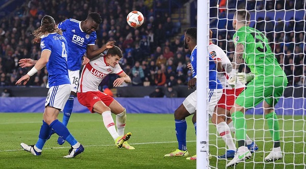 Ayoze Perez gets up really well from the corner and heads the ball into the six-yard box where Daniel Amartey (Leicester) glances a header into the net.