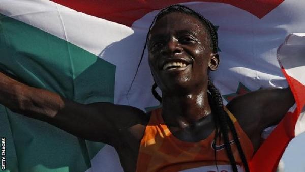 Francine Niyonsaba held off the challenge of Ethiopia's Freweyni Hailu on the way the setting the new 2,000m world record
