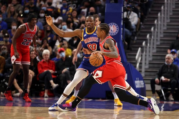 Jonathan Kuminga (in blue) guards DeMar DeRozan (right) at the Chase Center in San Francisco, on Nov 12, 2021.PHOTO: AFP