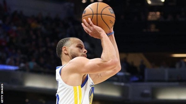 Steph Curry can tie the NBA three-point record if he makes one against New York Knicks