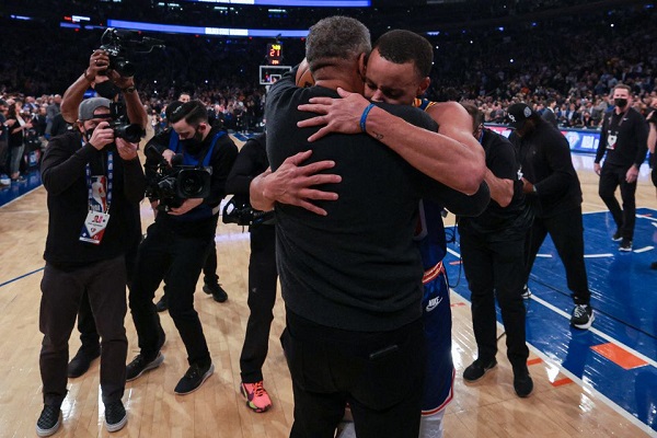 Golden State Warriors guard Stephen Curry (30) hugs his father Dell Curry (left) after breaking the record for most career three point baskets made during the first half against the New York Knicks at Madison Square Garden. Mandatory Credit: Vincent Carchietta-USA TODAY Sports