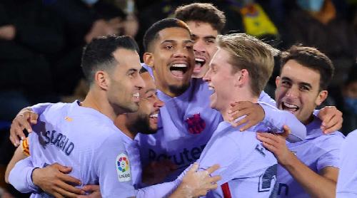 Barcelona's Dutch midfielder Frenkie De Jong (C) celebrates with teammates scoring the opening goal during the Spanish league football match between Villarreal CF and FC Barcelona at La Ceramica stadium in Vila-real on November 27, 2021. (Photo by JOSE JO