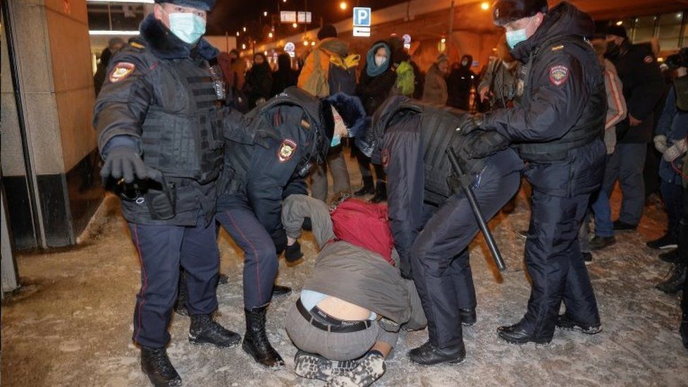 Рейтерс Навальный. Задержали на 48 часов. Навальный горят города. Арест выпускать