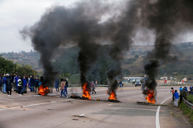Looting and unrest continue ahead of Zuma's case - Prime ...