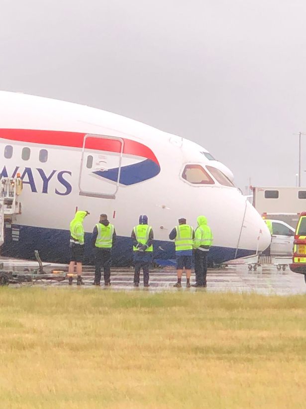 The plane collapses at Heathrow Airport