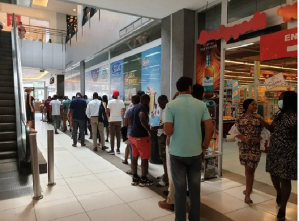 Queue at the Trade House Forex Bureau at the Marina Mall when media and the BoG team arrived