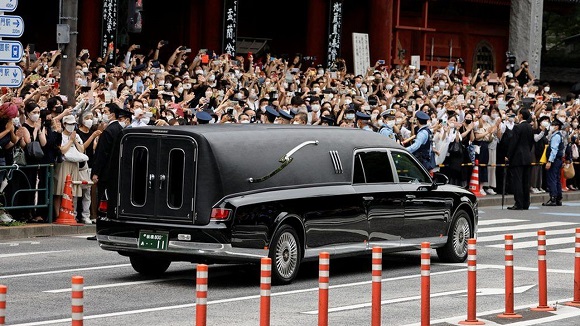 Mourners pay their respects to former Japanese PM Shinzo Abe PHOTO: Reuters