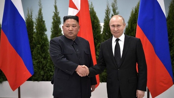 North Korea leader Kim Jong Un (L) attends a meeting with Russian President Vladimir Putin (R) in Vladivostok, Russia in 2019