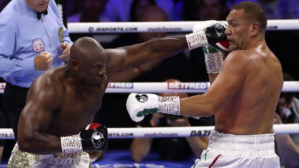 Derek Chisora (left) Kubrat Pulev (R)