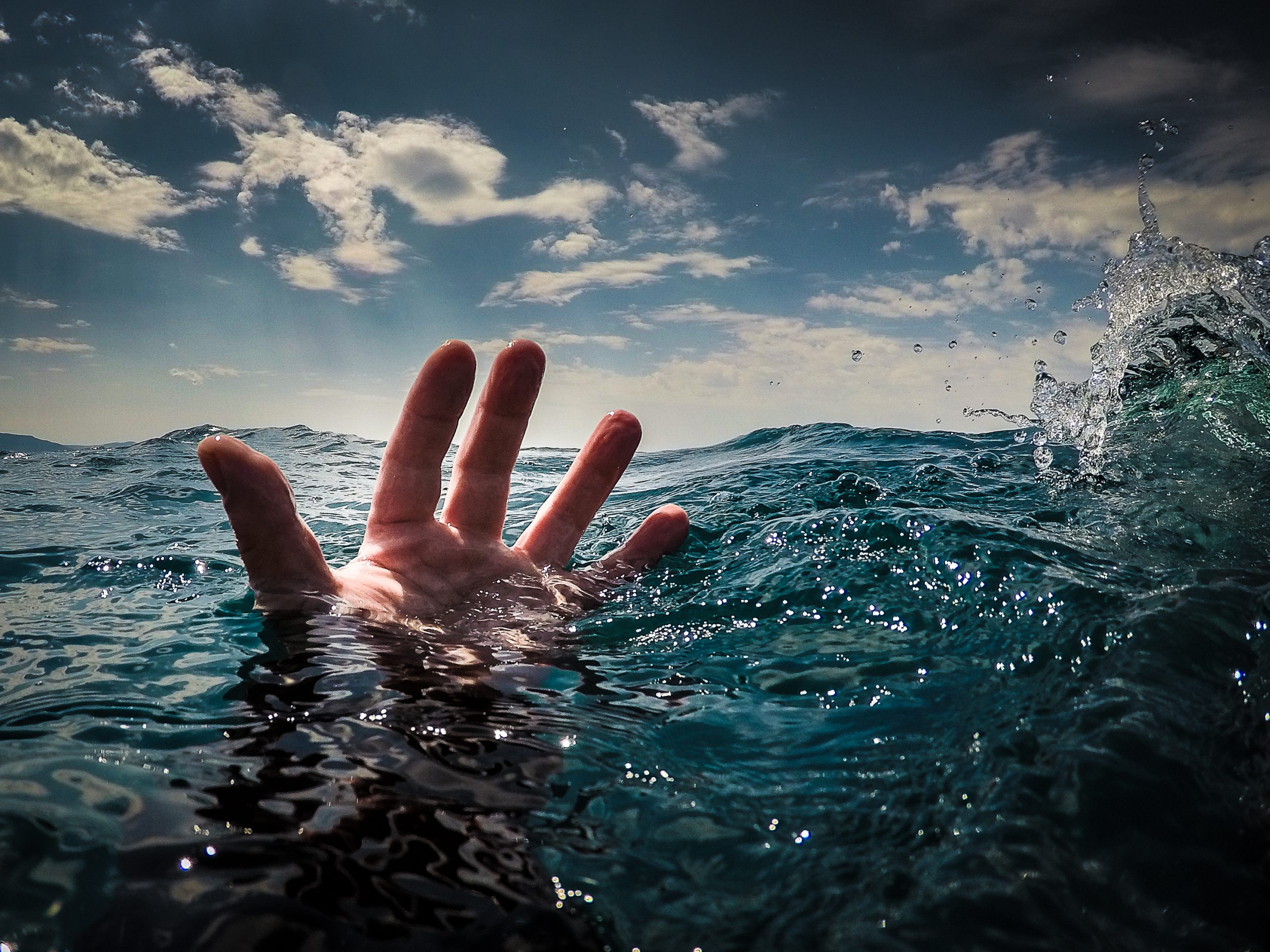 Drowning antent vowl. Вид на купающихся в море. Тонуть / Drown (2015). The Drowning man. Mountains Drowning.